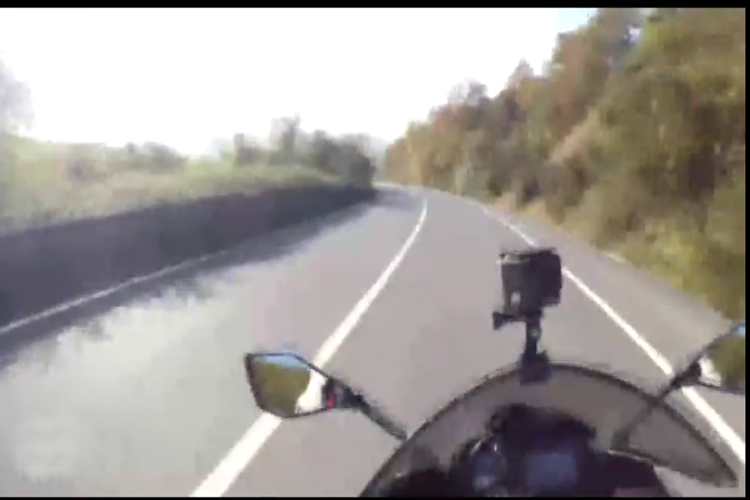 Bozhane'de motosiklet kazası kameralara yansıdı