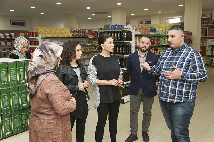 Ebru Yaşar Beykoz’da Sosyal Market’i gezdi