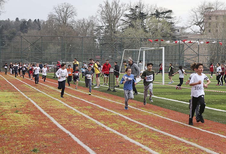 Başkan Çelikbilek genç koşuculara kupa verdi
