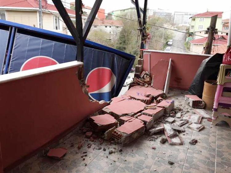 Beykoz'da freni tutmayan pepsi kamyonu binaya çarptı
