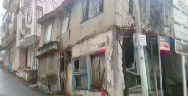 Beykoz'da 2 katlı metruk bina çöktü