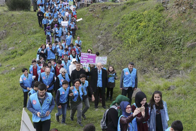 Beykoz'un yeşil okullarından 500 çam fidanı