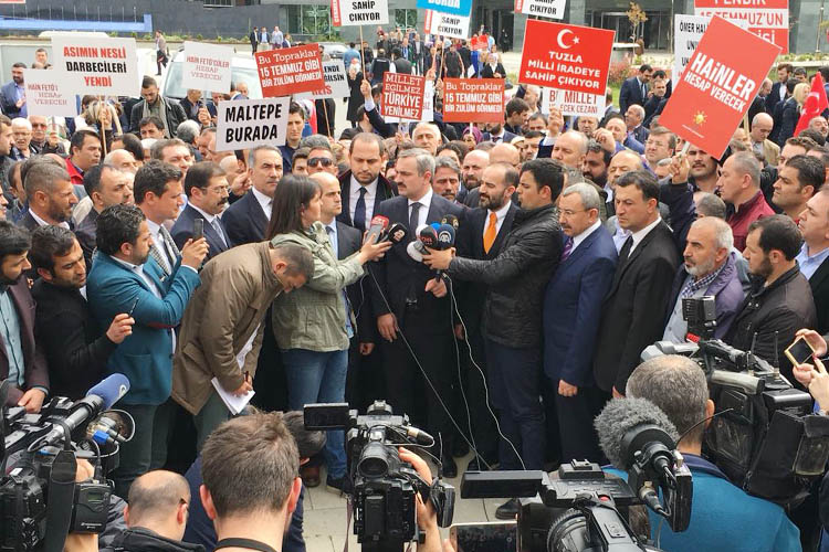 AK Parti mahkeme salonlarından çıkamıyor