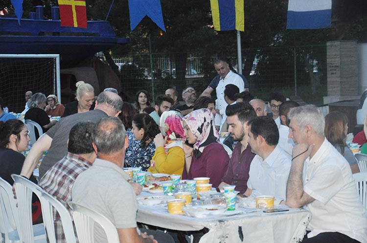Beykoz denizcileri okul bahçesinde iftar yaptı