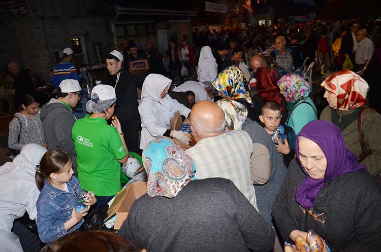 Beykoz Paşabahçe’de iftar sofraları doldu taştı