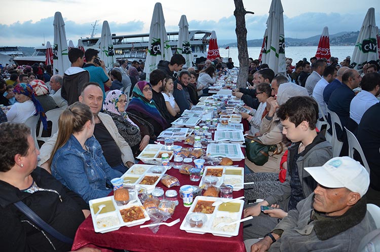Beykoz Paşabahçe’de iftar sofraları doldu taştı