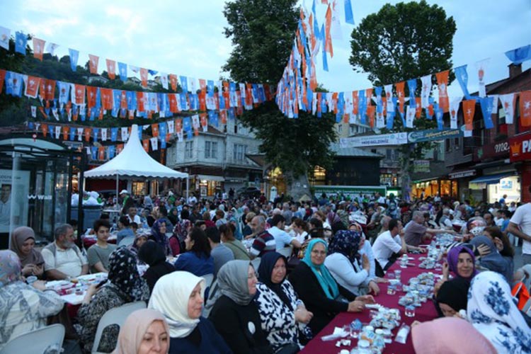 Beykoz Meydanı’nda 5 bin kişi iftar sofrasında