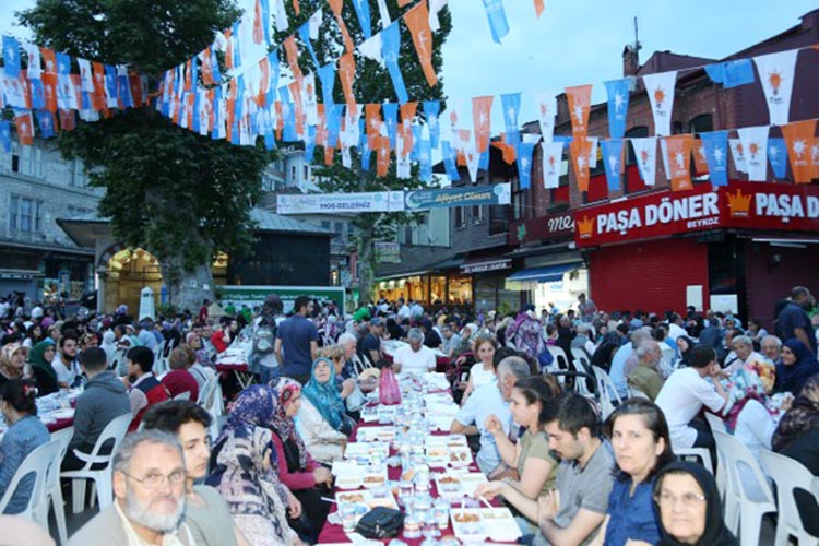 Beykoz Meydanı’nda 5 bin kişi iftar sofrasında
