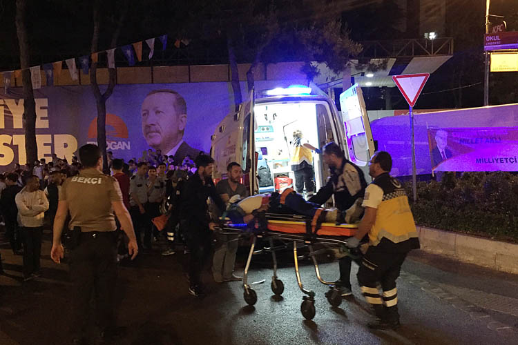 Beykoz'da gece yarısı kaza: 2 ağır yaralı