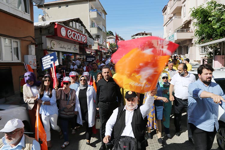 AK Parti Beykoz’da sevgi yürüyüşü yaptı