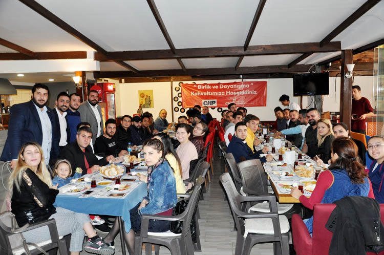 CHP Beykoz'da gençlerle kahvaltı yaptı