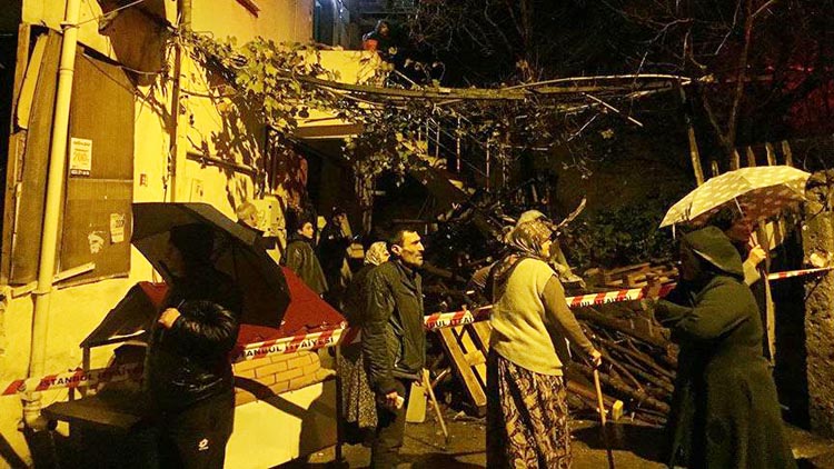 Aşırı yağmur Beykoz’da istinat duvarı yıktı