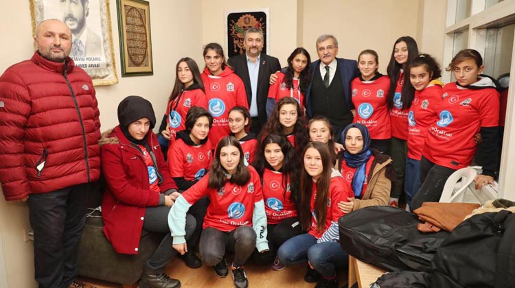 Murat Aydın Beykoz'da ülkücü gençlerle buluştu