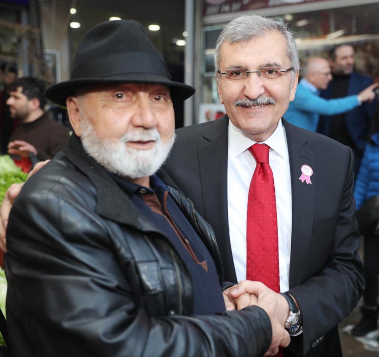 Murat Aydın Paşabahçe Pazarı'nda mandalına sattı