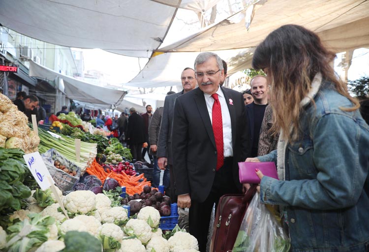 Murat Aydın Paşabahçe Pazarı'nda mandalına sattı