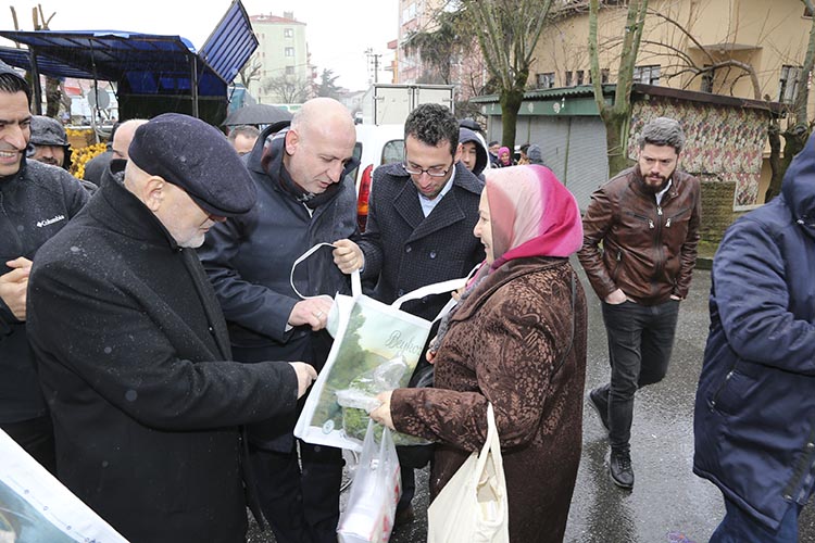 Beykoz Belediye Başkanı pazarda bez çanta dağıttı