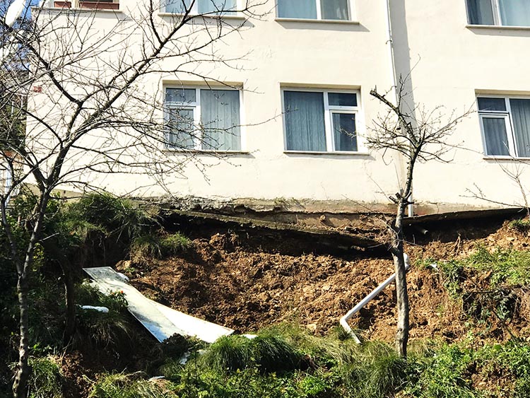 Beykoz’da toprak kayması…  Ev mühürlendi