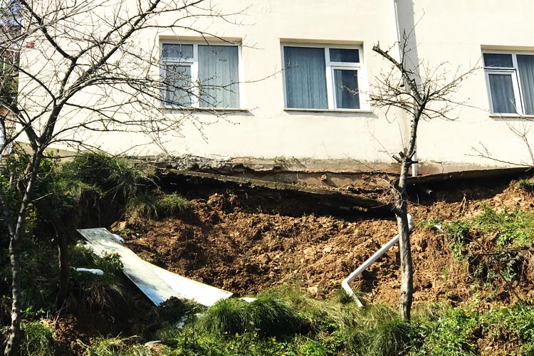 Beykoz’da toprak kayması…  Ev mühürlendi