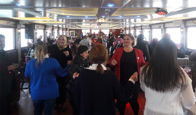 İYİ Partili Kadınlar 8 Mart’ı denizde kutladı