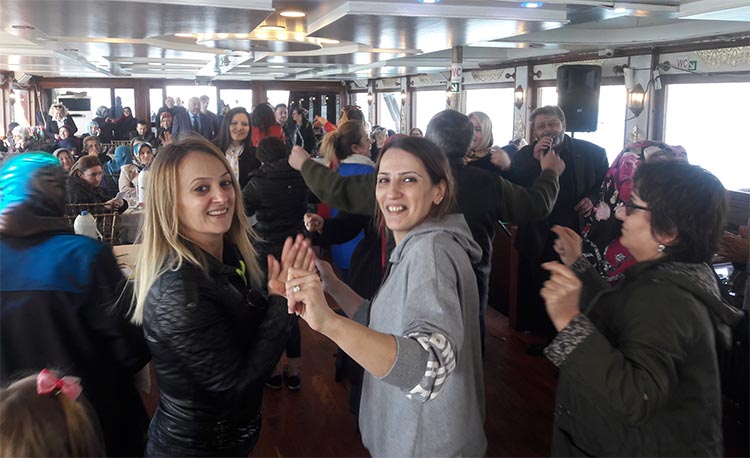 İYİ Partili Kadınlar 8 Mart’ı denizde kutladı