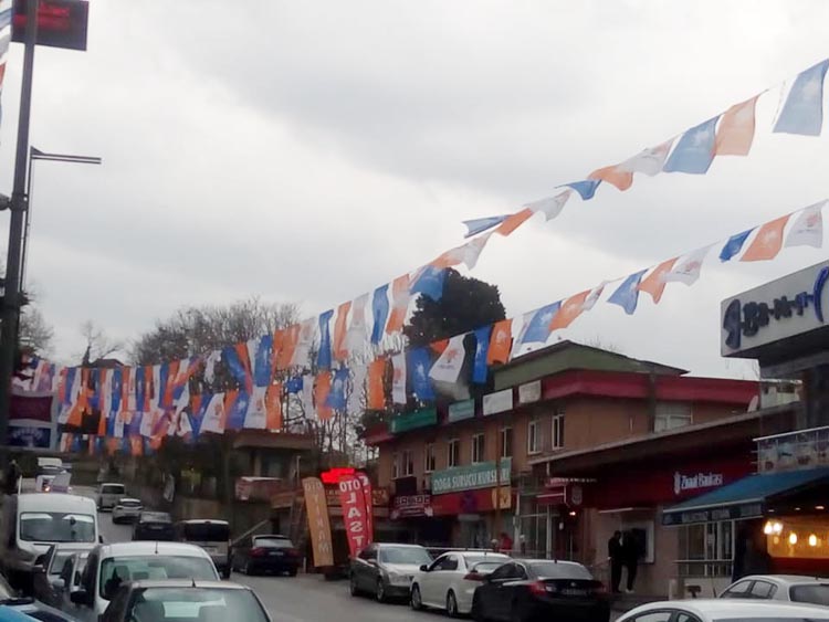 Beykoz'da parti pankart ve bayrakları indiriliyor