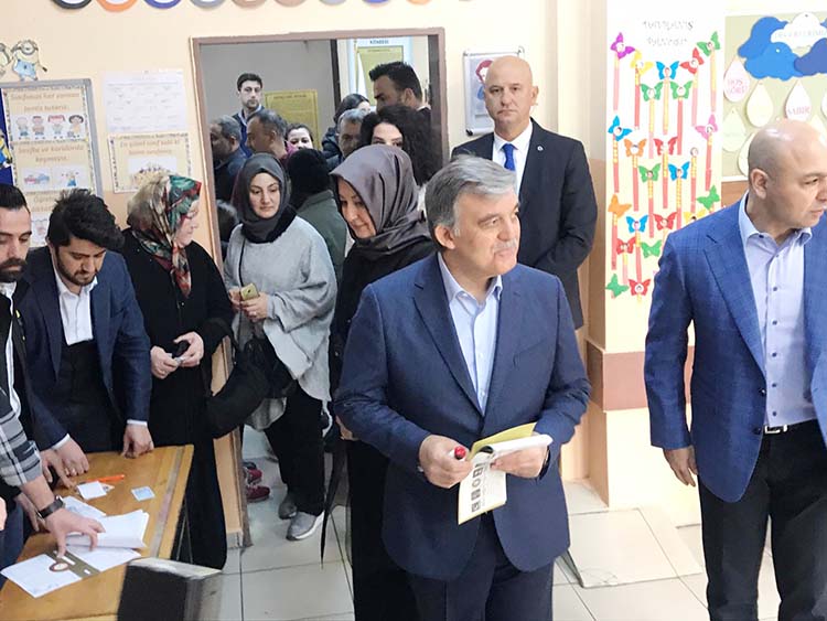 Abdullah Gül vatandaşlık görevini Beykoz’da yaptı
