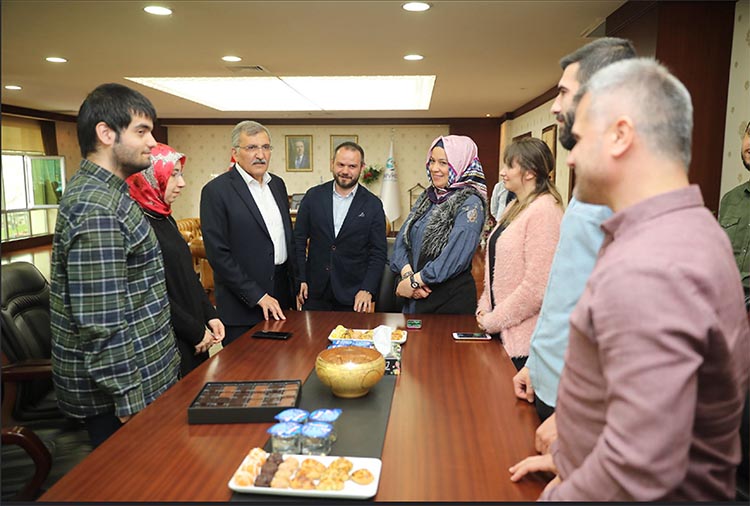 Beykoz Belediye Başkanı tebrikleri kabul ediyor
