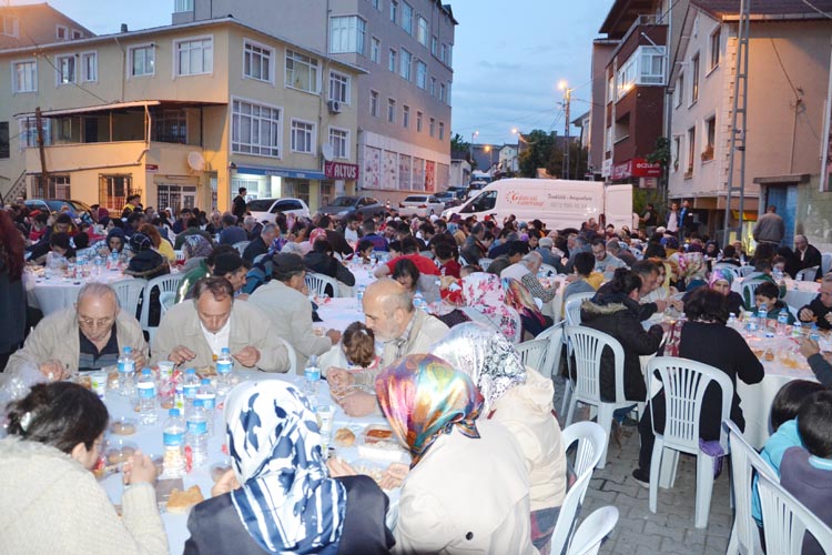 CHP Beykoz ilk iftar sofrasını Çiğdem'de kurdu