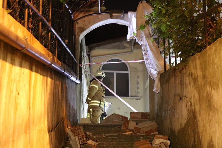 Beykoz Çavuşbaşı’nda iki katlı binanın duvarı yıkıldı