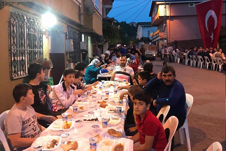 İncirköy gençleri iftar sofrası kurdu