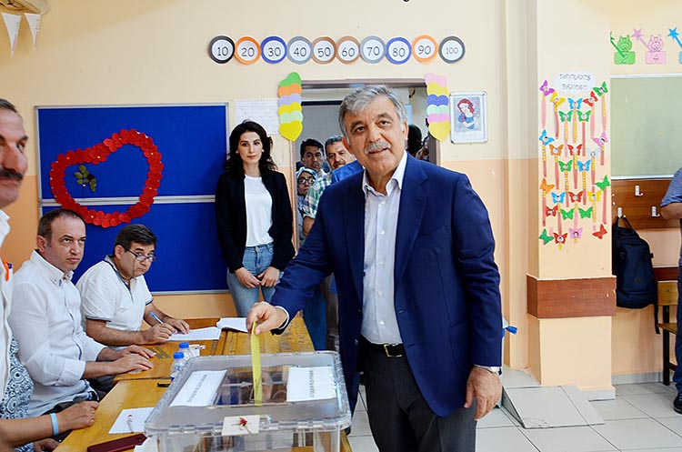 Abdullah ve Hayrunnisa Gül çifti Beykoz’da oy kullandı