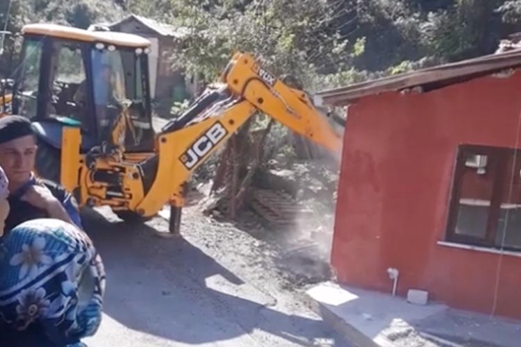 Beykoz Yenimahalle'de kaçak yapı yıkımı başladı