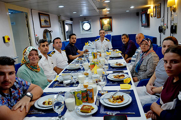 Şehit aileleri Beykoz’da savaş gemisinde ağırlandı