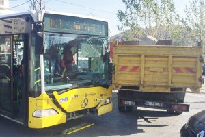 Beykoz Çavuşbaşı'nda İETT otobüsüyle kamyon çarpıştı