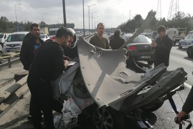 Beykoz'da parçalanan arabada bir kişi öldü