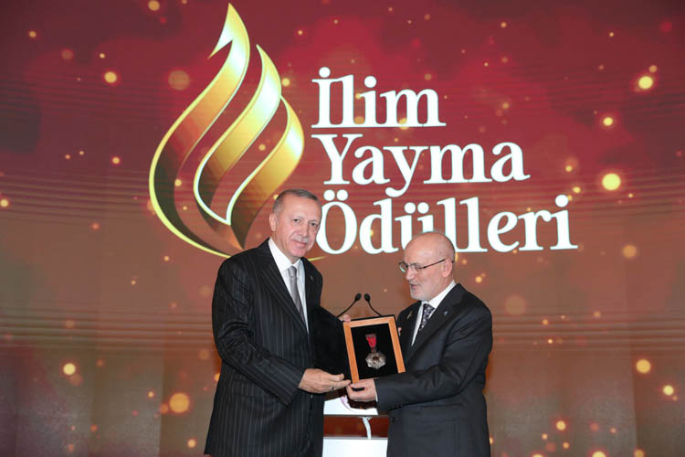 Erdoğan, ödülleri Çelikbilek ile birlikte verdi
