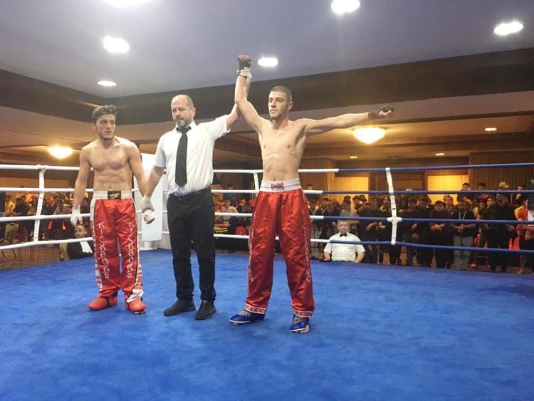 Kickbox'ta Beykoz'u Türkiye şampiyonu yaptılar