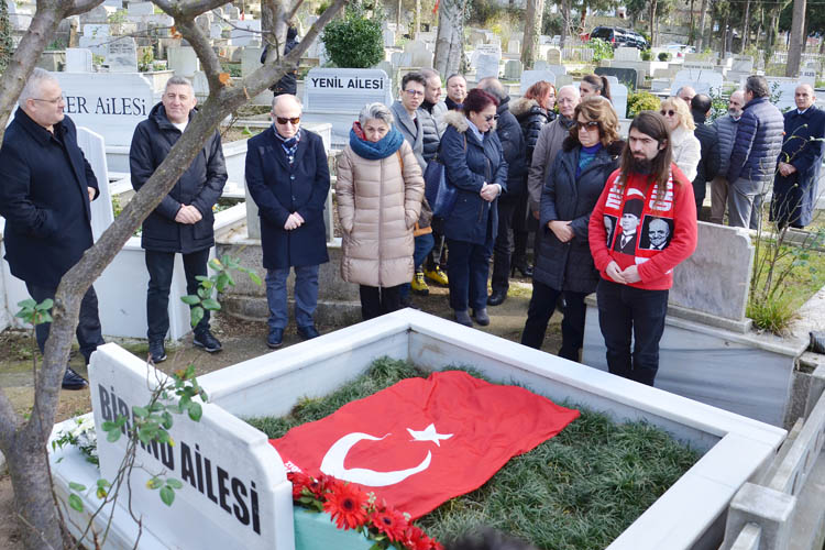 Mehmet Ali Birand, Beykoz'da kabri başında anıldı