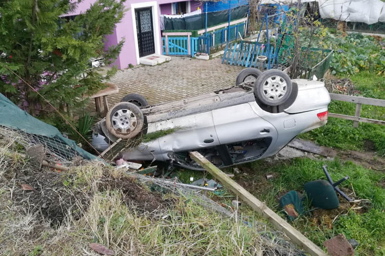 Beykoz'da bir otomobil şarampole yuvarlandı