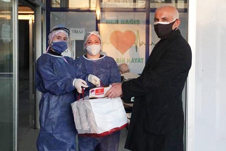 Beykoz’da ilk kez bir siyasi parti maske dağıttı