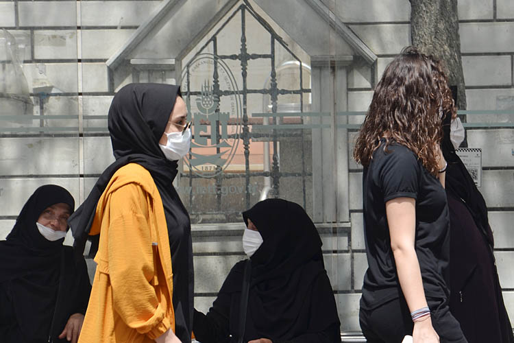 Beykoz'da 15-20 yaş aralığındaki gençler sokaklarda