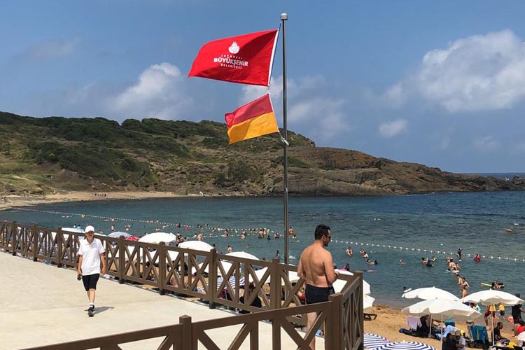 CHP Beykoz'dan Riva'daki bayrak gerginliğe cevap