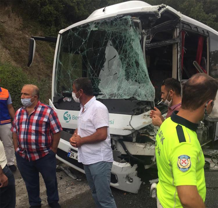 Beykoz'da belediye araçları kaza yaptı, 7 yaralı
