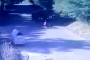 Beykoz'da otomobil çocuğu metrelerce sürükledi
