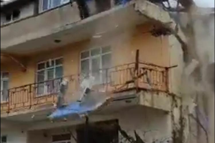 Beykoz Belediyesi Riva Köy Evini yıktı