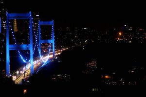 Beykoz'un köprüleri anlamlı günde maviye büründü