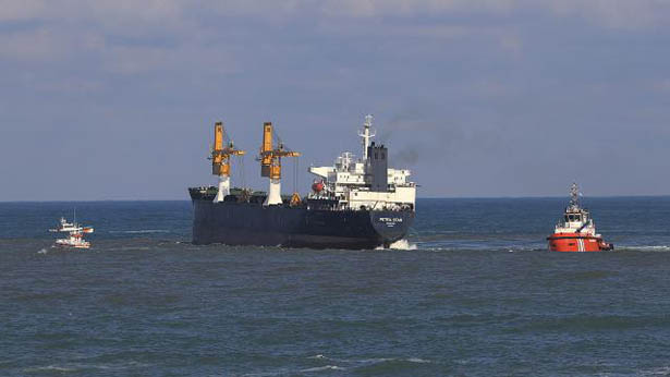 Beykoz'da karaya oturan gemiye kurtarma operasyonu