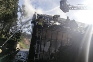 Beykoz'da ahşap binanın çatısı alev alev yandı