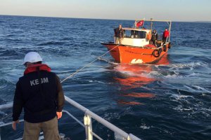 Beykoz açıklarında arızalanan teknede 4 kişi kurtarıldı