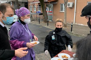 Beykoz Trabzonlular Derneğinden sağlıkçılara baklava